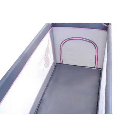 BABYMAXI utazóágy szürke színben rózsaszín unikornis mintával ajándék szúnyoghálóval